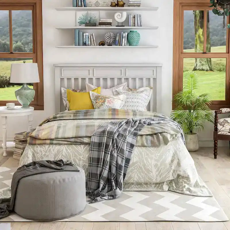 Lit plateforme traditionnel à lattes grandeur nature gris/blanc avec tête de lit de style « Camelback » – Simple/Double